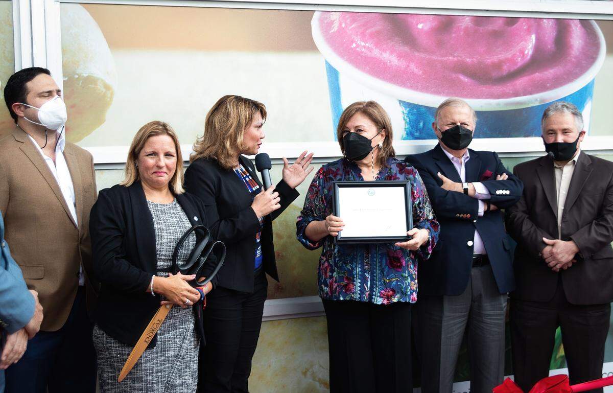 Jaime Dalmau, la concejal de Doral Claudia Mariaca —con las tijeras, la vice alcaldesa de Doral Digna Cabral, la presidenta de Nutry Foods Group Keyla Rivadeneira, el cónsul de Ecuador en Miami Mario Fiorentino y el jefe de desarrollo económico en Doral Manuel Pita en la inauguración de Naturíssimo.