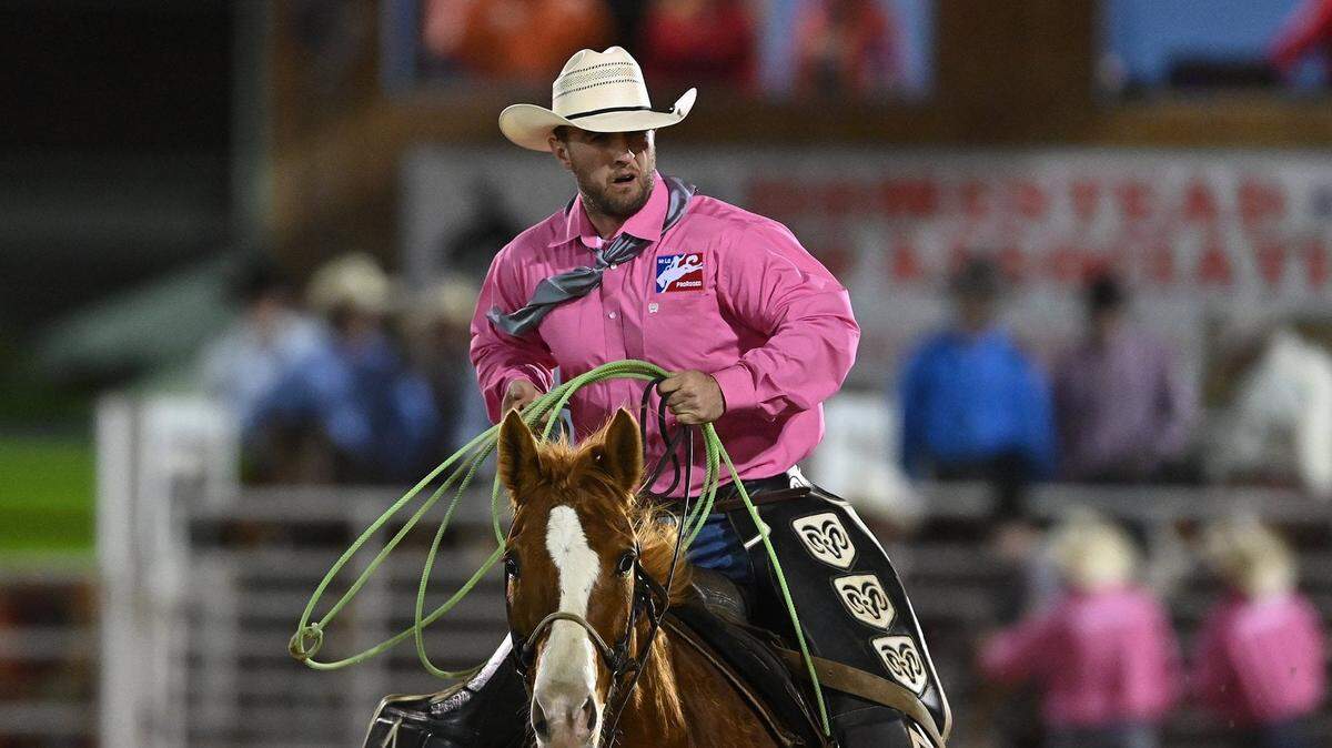 “Tough enough to wear pink” para concientizar sobre el cáncer de seno.