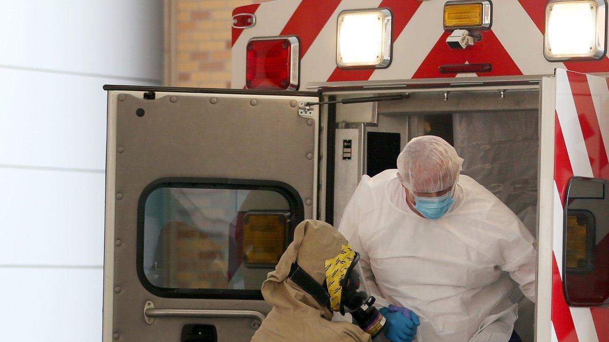 El hombre hospitalizado sintió este miércoles “algunos” de los síntomas que caracterizan el ébola, por lo que fue trasladado desde la cercana ciudad de Frisco, donde se encontraba, a Dallas, para ingresar en el Hospital Plebiscitario, el mismo que atendió a Duncan.