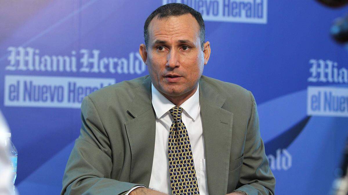 El opositor cubano José Daniel Ferrer, líder de la organización UNPACU, fue detenido por la policía política castrista. Pero su detención no ha generado el gran rechazo que causó la matanza de perros callejeros con motivo de la visita de los reyes de España La Habana, escribe Alejandro Ríos. En la foto, Ferrer es entrevistado por la junta editorial de el Nuevo Herald y el Miami Herald el 26 de mayo del 2016.