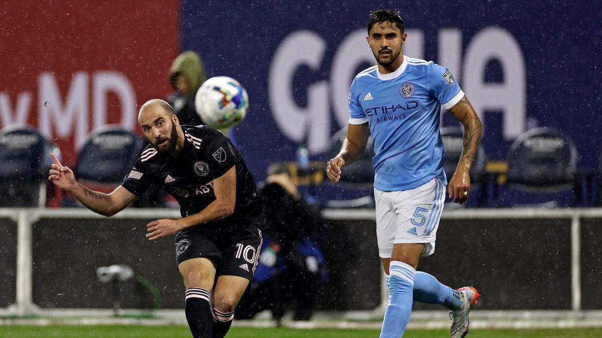 El jugador del Inter Miami Gonzalo Higuaín patea la pelota ante la marca de Thiago Martin, del New York City, en el partido celebrado el 17 de octubre de 2022 en Nueva York.