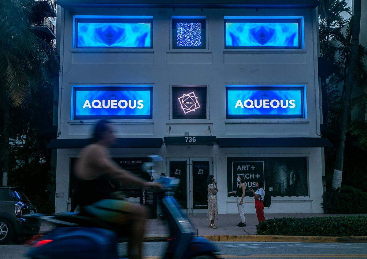 Aqueous, una instalación multimedia inmersiva inspirada en Pantone Color of the Year 2020 Classic Blue, que estará abierta al público hasta el 14 de abril de 2021 en South Beach.