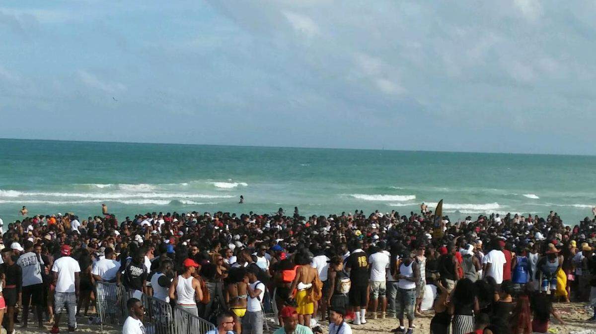  La multitud deberá salir de la playa antes del crepúsculo. Cortesía Pedro Luis Corrales
