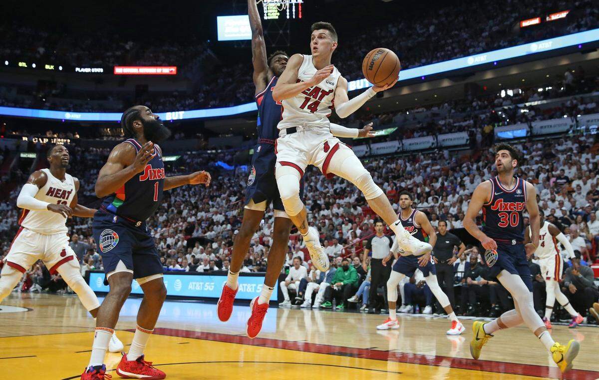 El jugador del Heat Tyler Herro (14) trata de pasar la pelota en el partido contra los 76ers de Filadelfia en la serie de segunda ronda de los playoffs, celebrado el 4 de mayo de 2022 en Miami.