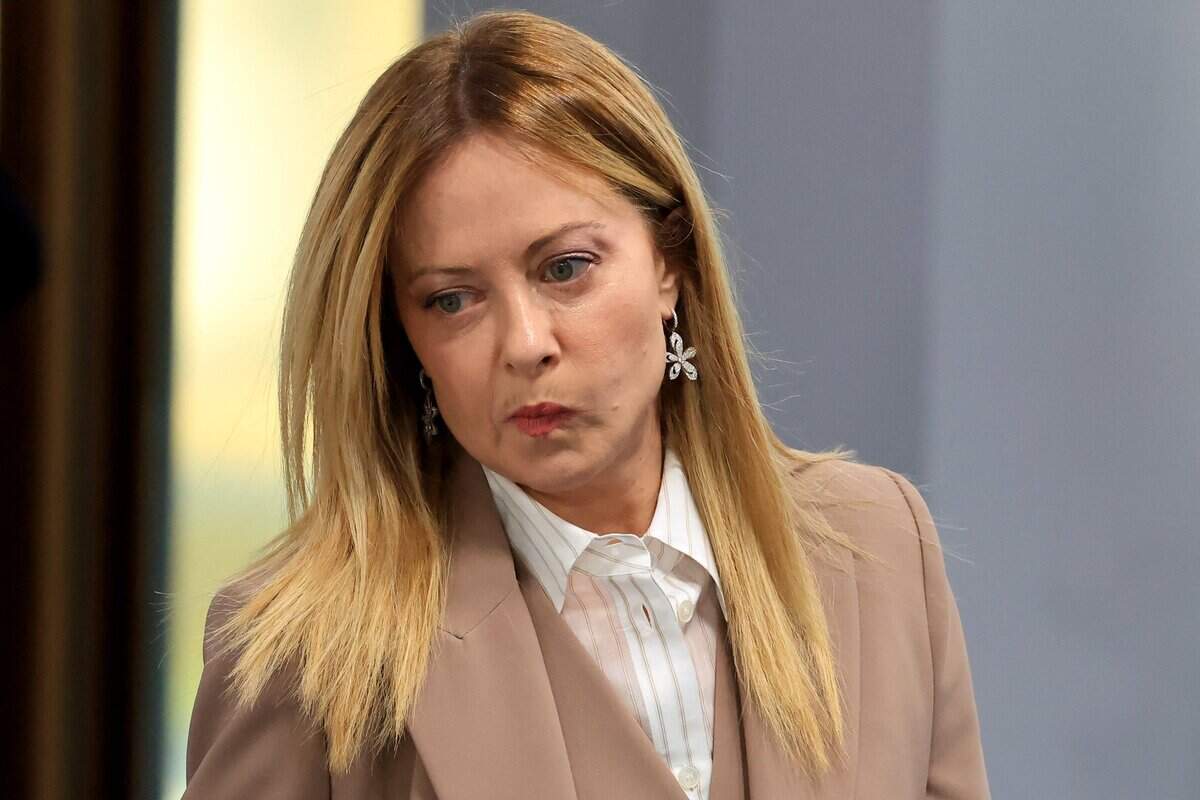 La primera ministra de Italia, Giorgia Meloni, hace un gesto mientras llega para asistir a una reunión de trabajo matutina sobre “revitalizar un crecimiento económico equilibrado, inclusivo y sostenible en beneficio de todos”, con la presencia de los países del G7, países socios, el Fondo Monetario Internacional y la OCDE, como parte de la cumbre del G7, en Evian, este de Francia, el 17 de junio de 2026.