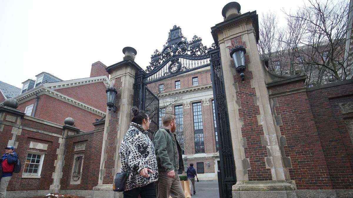 Vista de la puerta de entrada de la Universidad de Harvard en Boston.