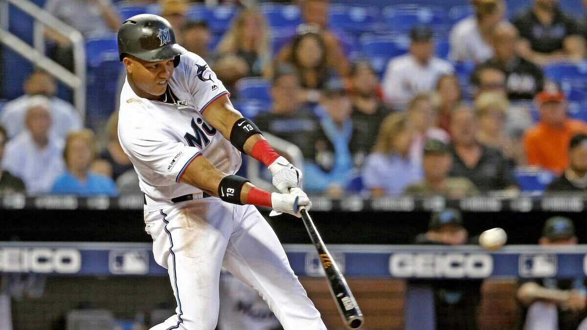 El segunda base de los Marlins Starlin Castro batea un doble en el tercer inning del partido ante los Gigantes, el 28 de mayo de 2019 en Miami.