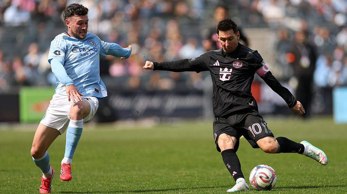 El astro del Inter Miami Lionel Messi patea el balón ante la marca de Aiden O'Neill, del New York City FC, en el partido de la MLS celebrado el 22 de marzo de 2026 en Nueva York. 