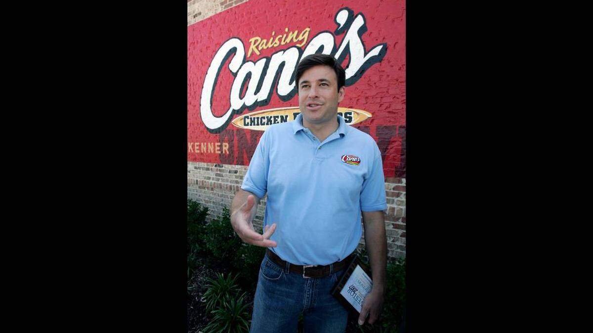 Fundador de la cadena de restaurantes de comida rápida Raising Cane’s compra 50,000 boletos de Mega Millions, uno para cada empleado.