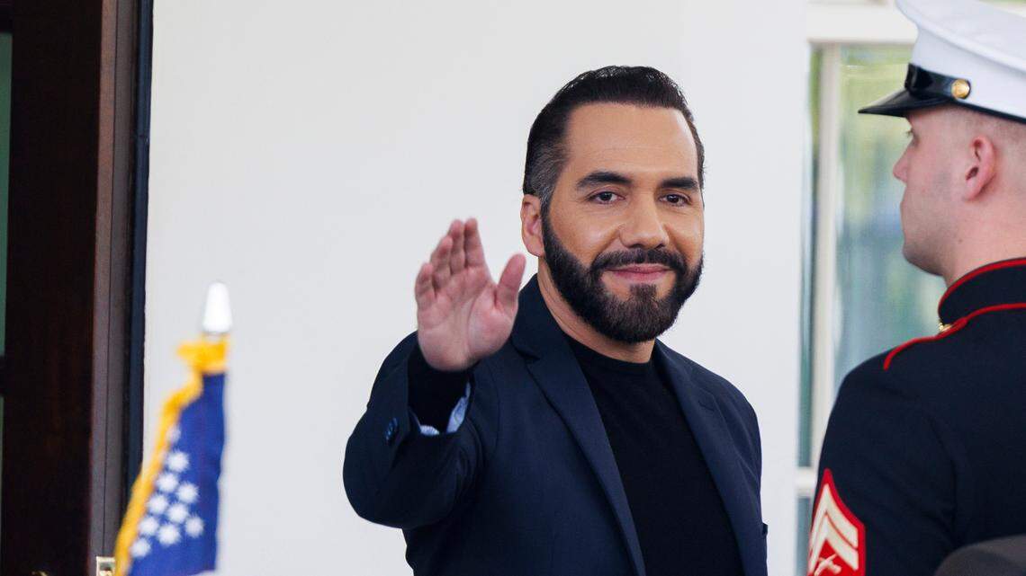 El mandatario de El Salvador, Nayib Bukele, saluda al salir de su reunión con el presidente Donald Trump, en la Casa Blanca, Washington, DC, el lunes 14 de abril de 2025.