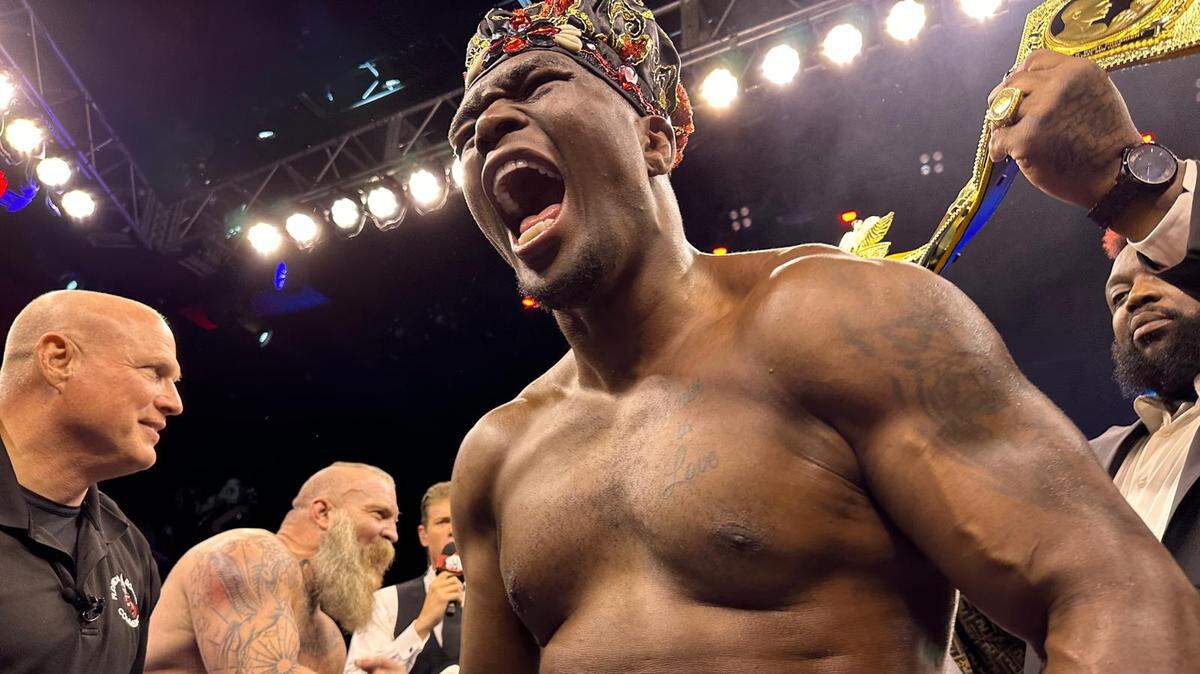 Gustavo “Asesino Cubano’’ Trujillo celebra tras derrotar en el primer asalto a Richie “The Viking’’ Leak para sumar a su faja de BYB Extreme Bare Knuckle Fighting Series el cinturón de BKB, en la velada que tuvo lugar el viernes en la noche desde el Charles F. Dodge Center de Pembroke Pines.