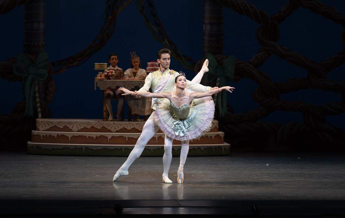 Macarena Giménez y Stanislav Olshansky, bailarines principales de Miami City Ballet, en el “Cascanueces” de George Balanchine, el domingo 14 de diciembre de 2025, en el Arsht Center. 