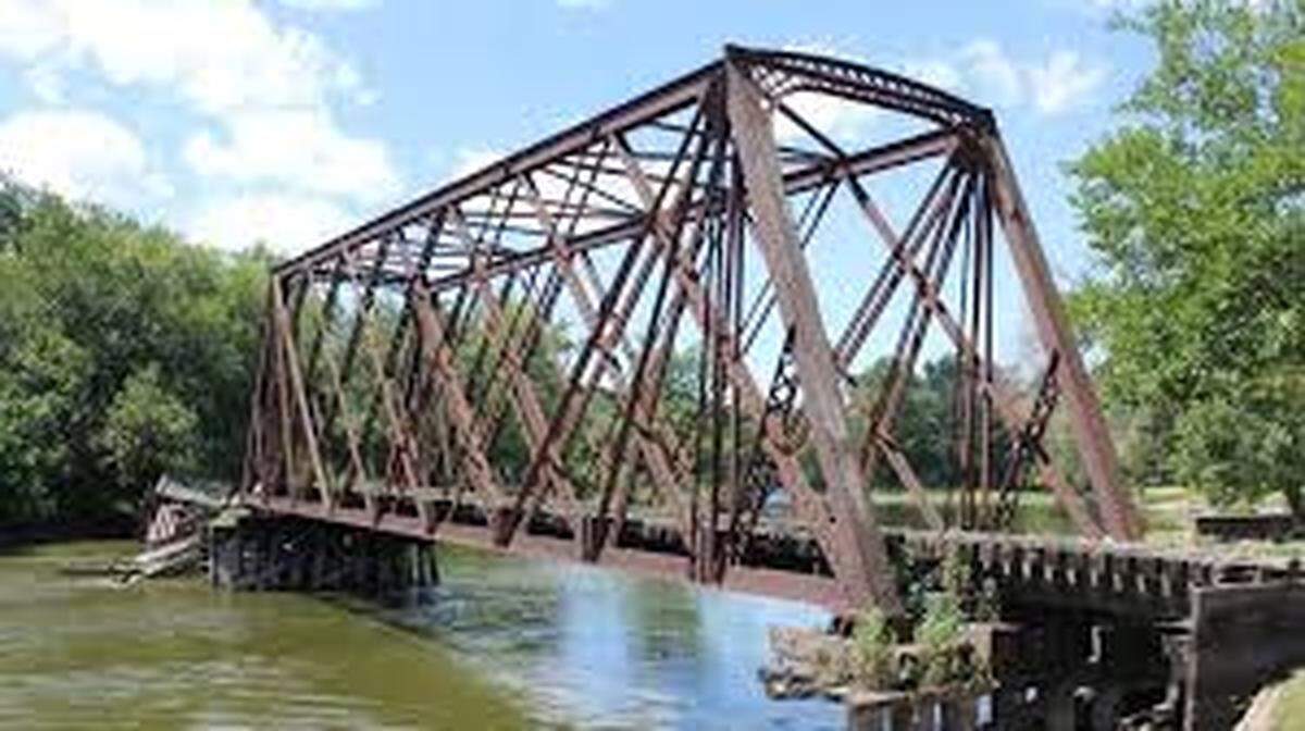 Un puente normal de armadura con dos filas de elementos de apoyo. De esa manera, si una parte cede, el puente quizás no se desplome.