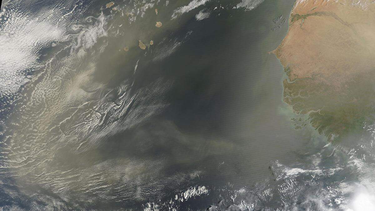 El Espectrorradiómetro de Imágenes de Resolución Moderada (MRI) del satélite Terra de la NASA capturó esta imagen en color real del polvo sahariano llegando a las islas de Cabo Verde el 8 de mayo de 2025.
