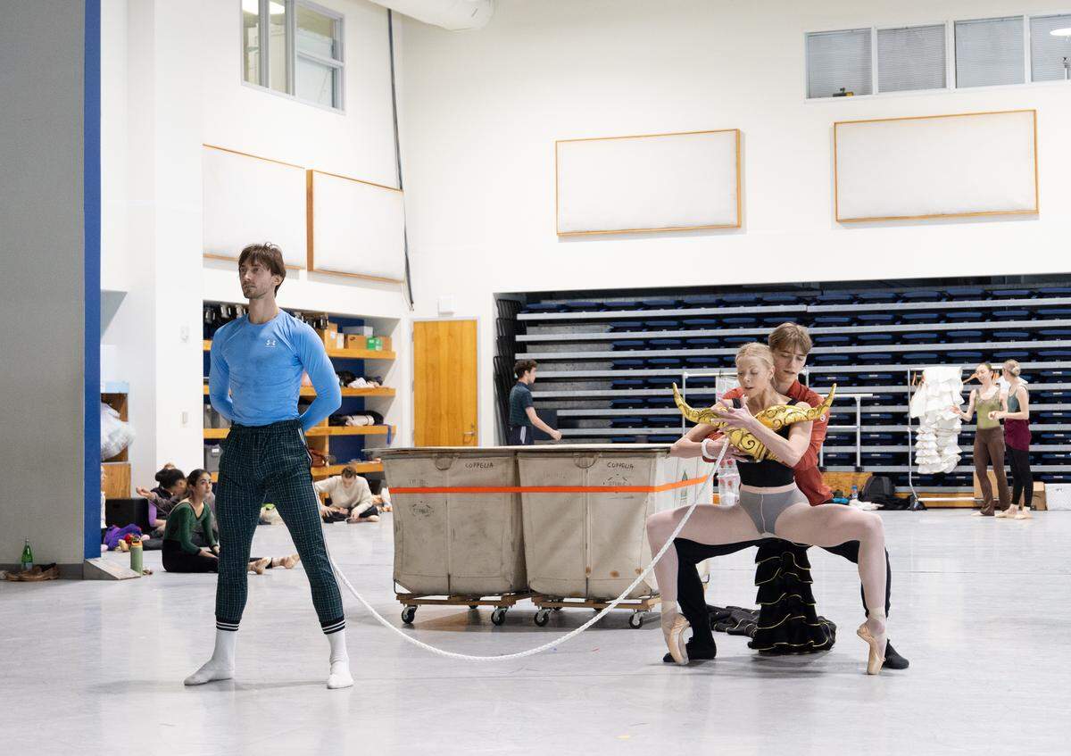 Stanislav Olshanskyi (Don José), Dawn Atkins (Carmen) y Cameron Catazaro (el destino) ensayando “Carmen”, coreografía de Annabelle López Ochoa.