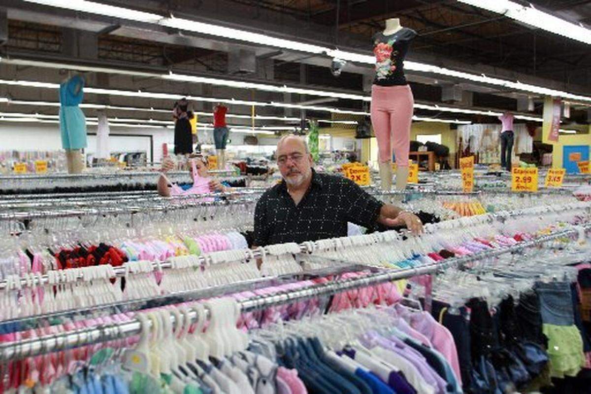 Serafín Blanco, dueño de la tienda Ñooo que Barato de Hialeah donde muchas personas compran productos para enviar a Cuba.