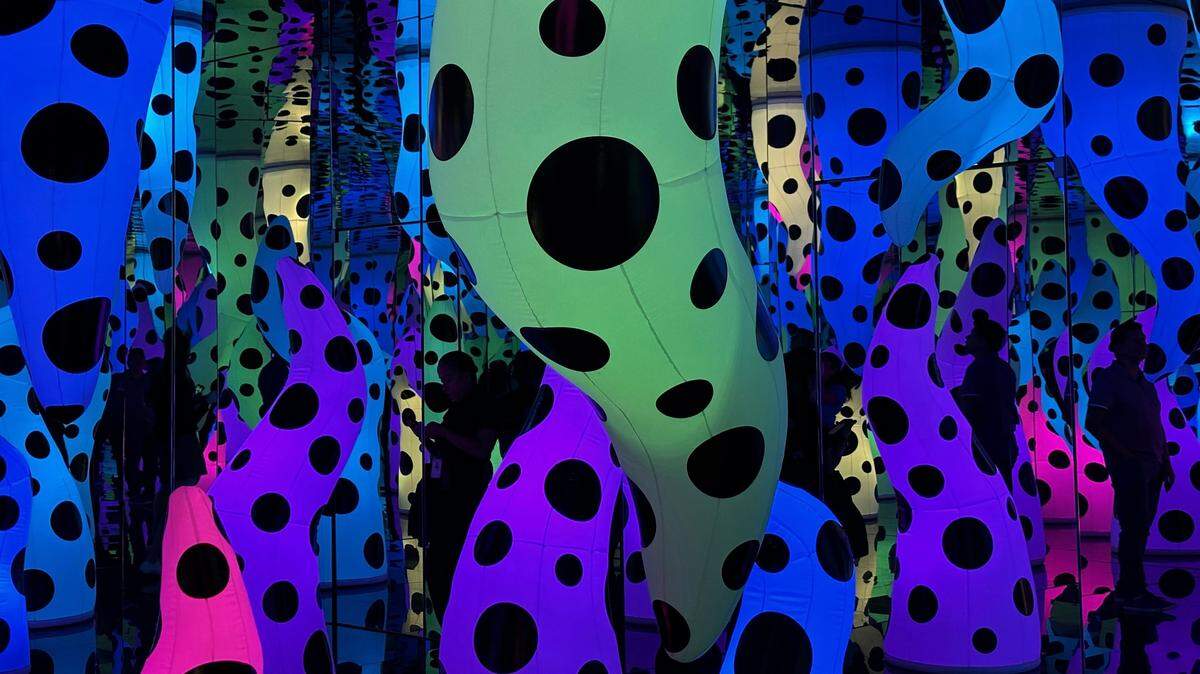 La instalación “Love is Calling” de Yayoi Kusama que se expone en el Pérez Art Museum Miami hasta febrero de 2024 fue presentada originalmente en Japón en 2013 y posteriormente adquirida por el ICA Boston. 