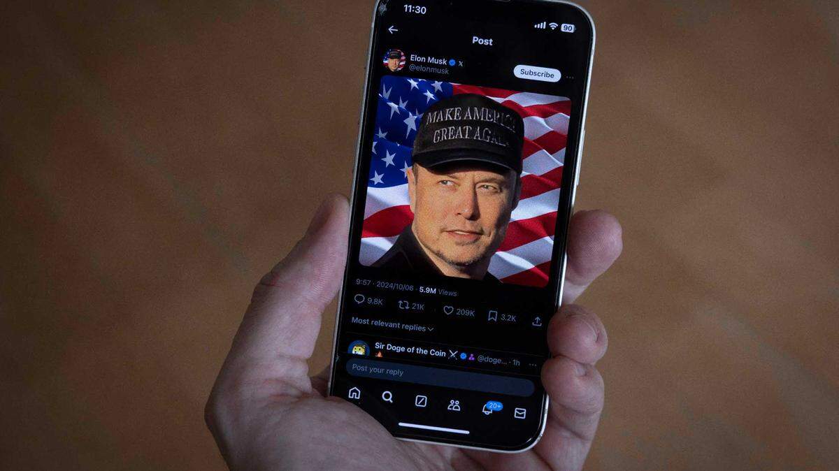 Foto de Elon Musk usando un sombrero MAGA en un tuit que publicó en su cuenta de X. 