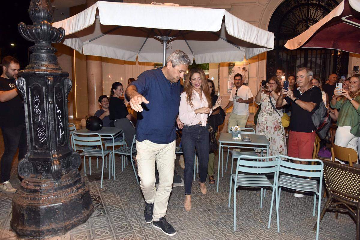Shakira sale de reunión con Piqué junto a su hermano Tonino