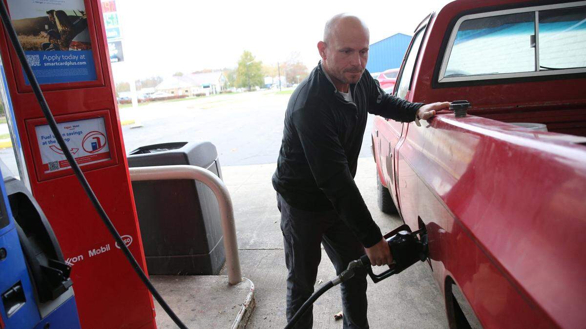 Corey Sinkovics de Mishawaka, Indiana, llena el tanque de gasolina de su camioneta, el lunes 6 de noviembre de 2023, en Mishawaka. El índice de energía cayó un 2.5% durante octubre y baja el 4.5% con respecto al mismo mes de hace un año, con una disminución del 5% del precio de la gasolina.