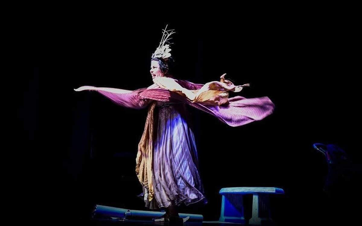 Grettel Trujillo interpretando “Mariposas después de la lluvia” de Rafael Nofal, dirigida por José Manuel Domínguez.