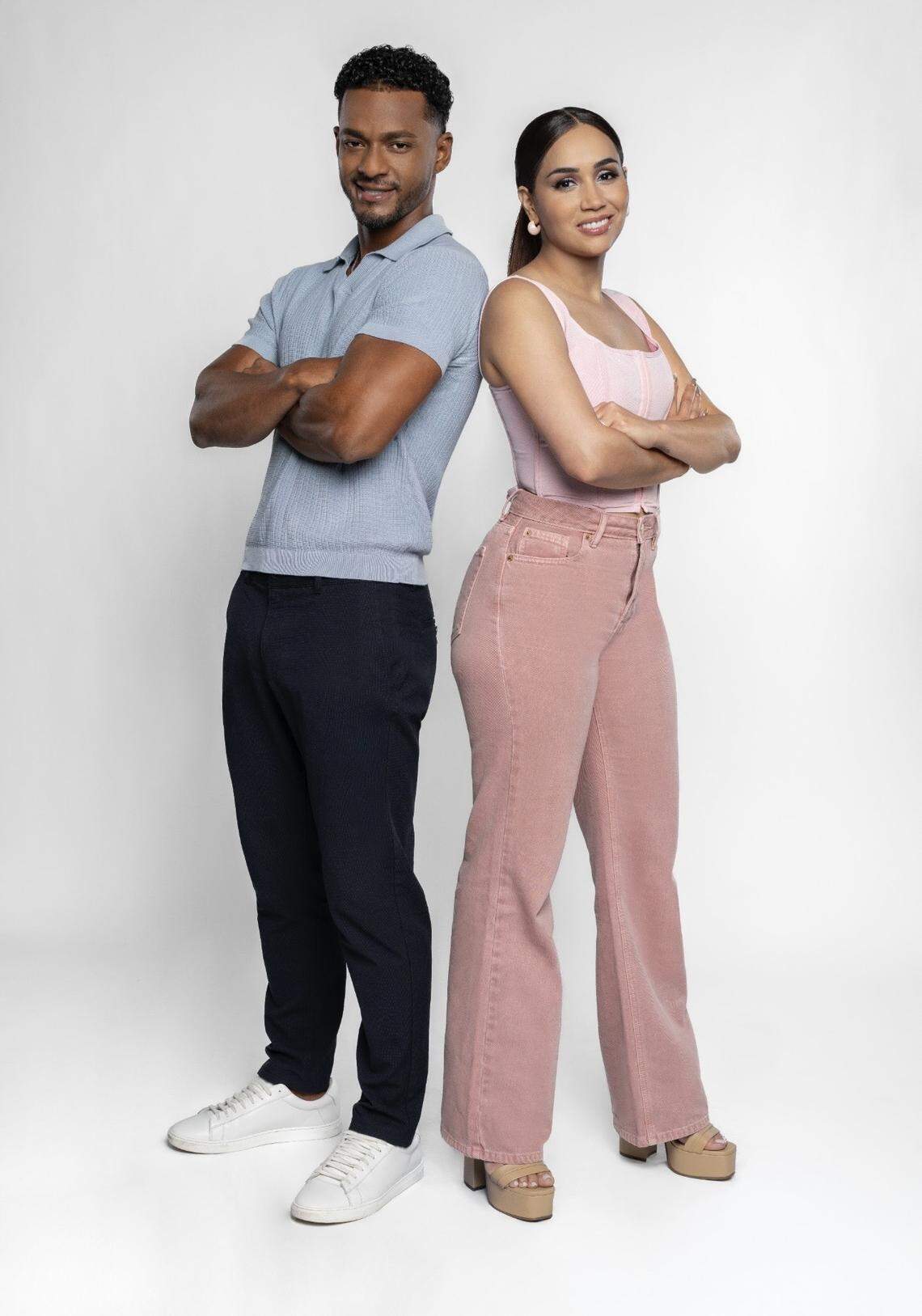 La dominicana Tiby Camacho, popular por sus videos en las redes, y el ex pelotero José Medina.