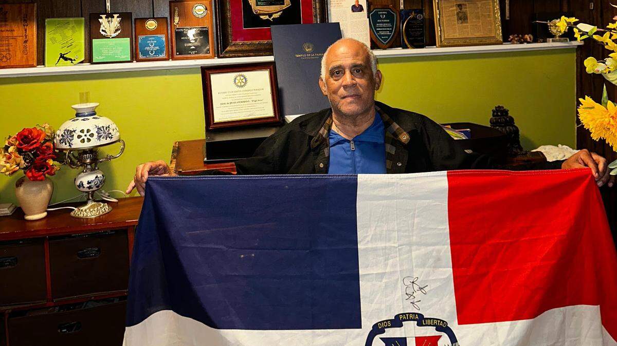 José Pichardo, conocido como Papi Sosa en el mundo del fútbol en República Dominicana, posa con su enseña nacional.