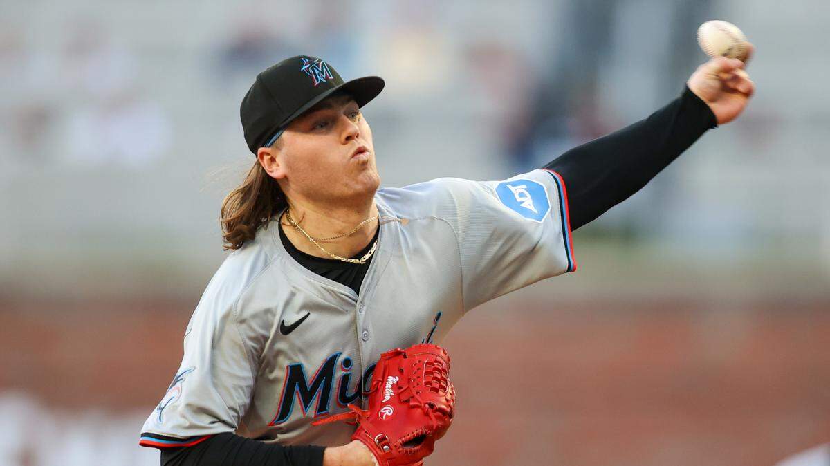 El abridor de los Marlins Ryan Weathers lanza en el primer inning del partido ante los Bravos, celebrado el 22 de abril de 2024 en Atlanta.