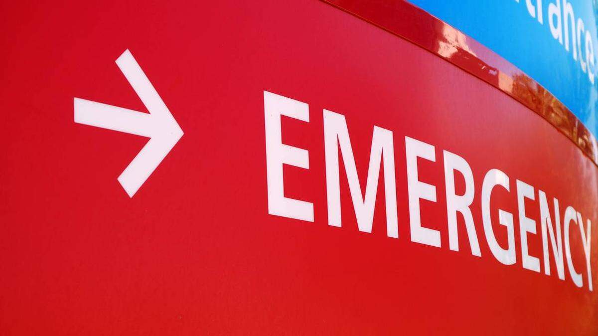 Una mujer sufrió una fractura en el cráneo y una hemorragia cerebral, después que su esposo la golpeó con un pesado martillo, dijo la policía.