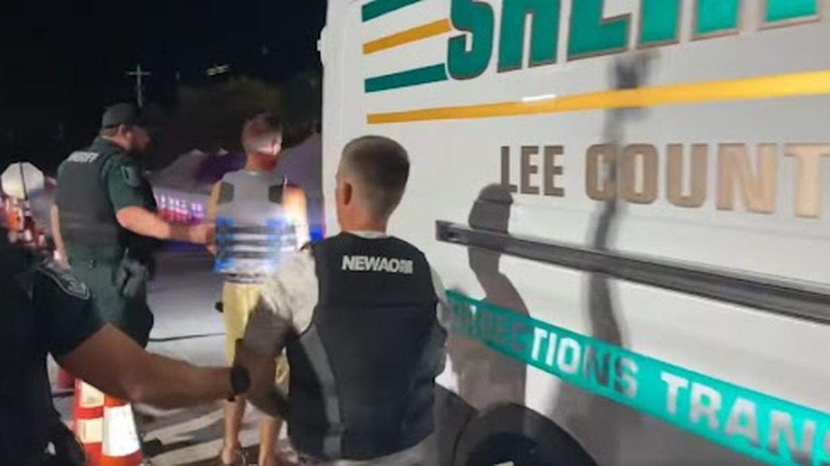 Las autoridades del Condado Lee, Florida, detuvieron a dos sospechosos de saquear un cobertizo de almacenamiento.