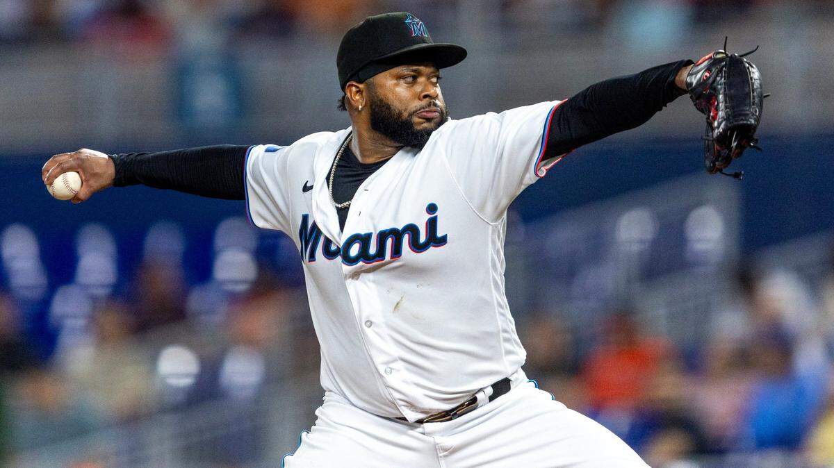 El abridor de los Marlins Johnny Cueto lanza en el primer inning del partido ante los Astros de Houston, celebrado el 15 de agosto de 2023 en Miami.