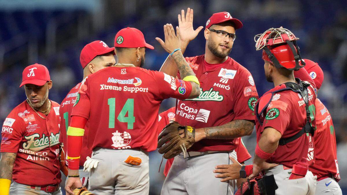 Los Federales de Chiriquí de Panamá se colocaron a un paso de asegurar su lugar en las semifinales de la Serie del Caribe tras conseguir su tercera victoria consecutiva al vencer el domingo 6-3 a los Gigantes de Rivas de Nicaragua.