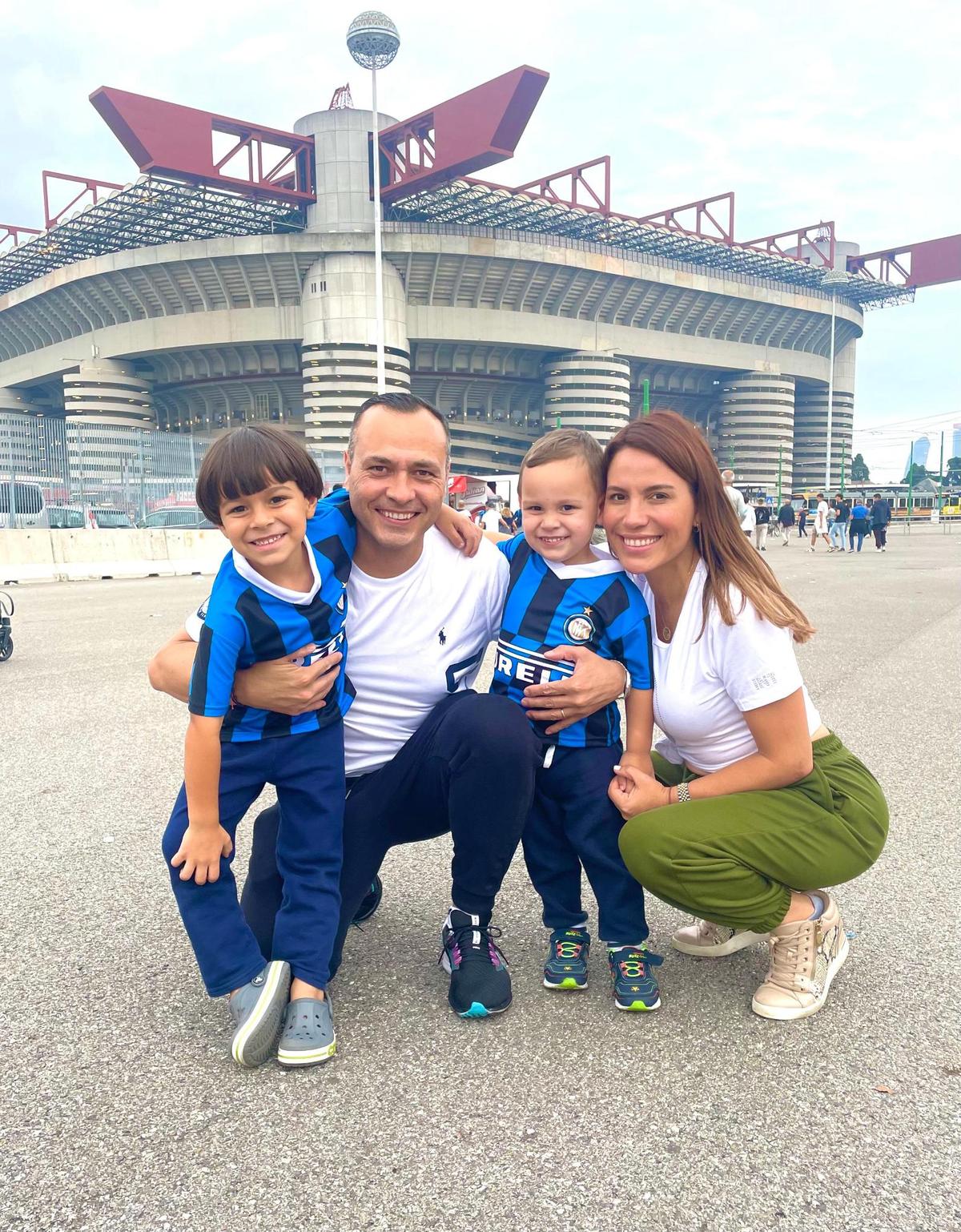 Casinelli con su esposo y sus hijos, Mikele, de 5 años, y Massimo, de 3.