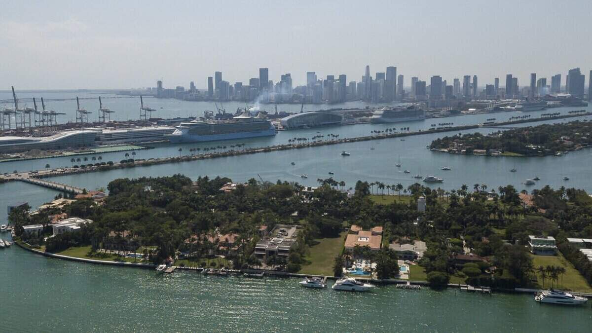 Los cruceros que atracan en PortMiami, en Dodge Island, dependen del combustible vendido por una terminal privada situada en Fisher Island, justo frente al puerto.