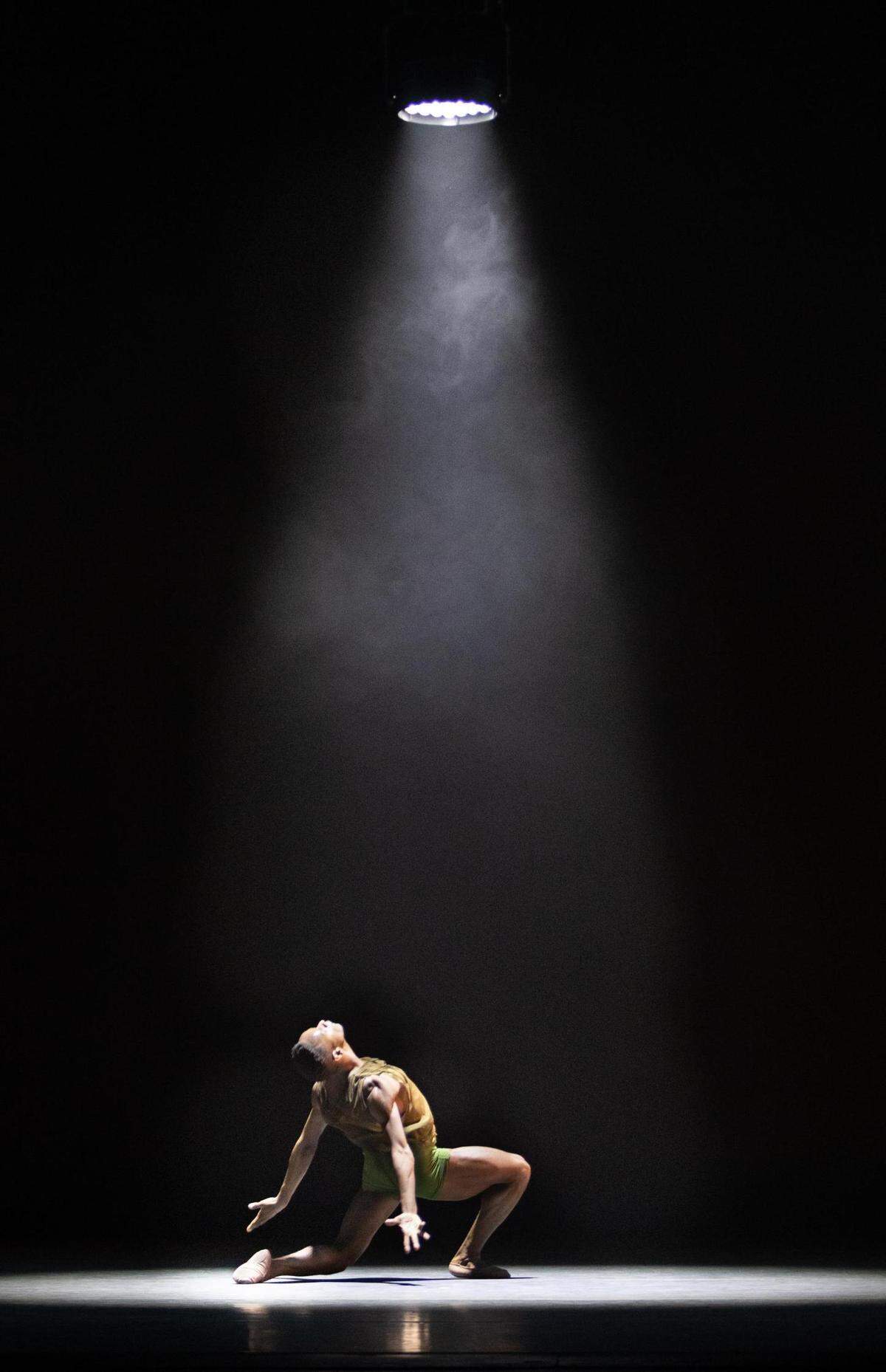 Rui Cruz en “Following the Subtle Current Upstream”, coreografía de Alonzo King. 