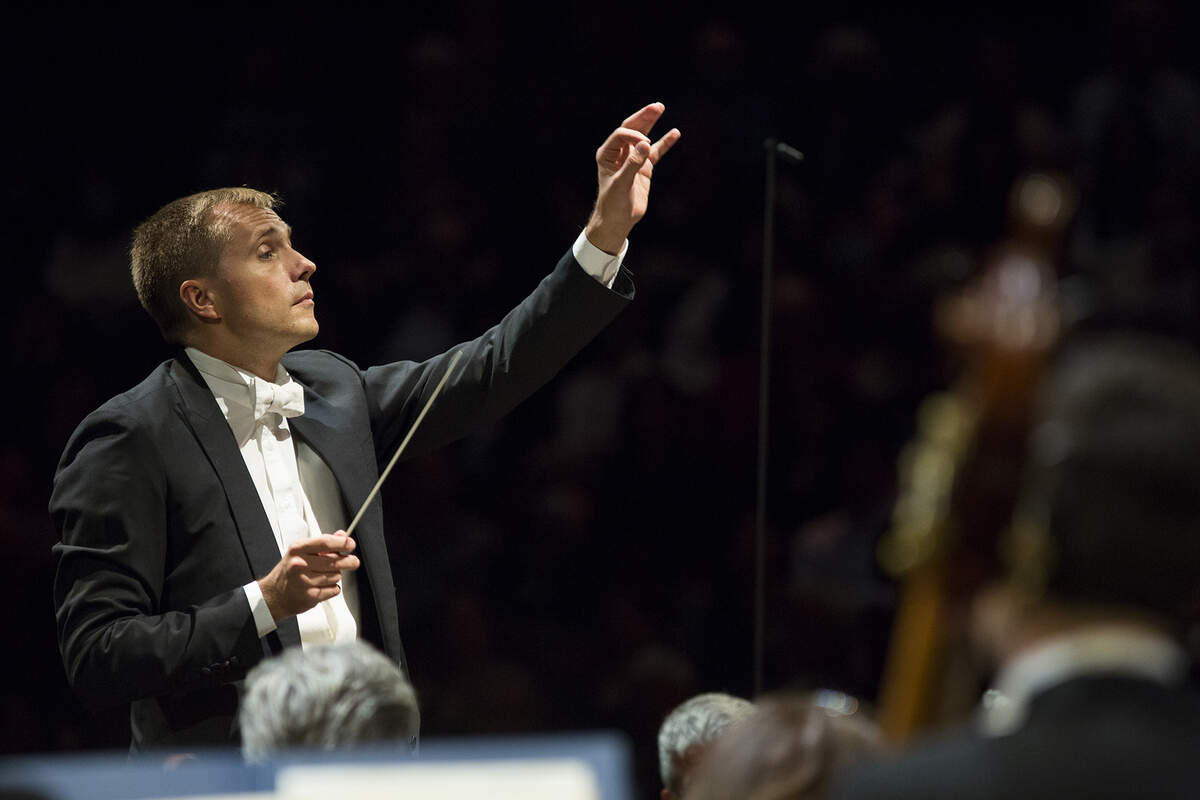 El director musical Vasily Petrenko, quien lleva las riendas de la agrupación desde 2021.