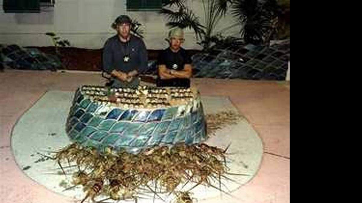 El agente Wilfredo Guerra, de la policía del Condado Monroe, y el agente Oliver Adams, de la Comisión para la Conservación de la Fauna Marina y la Vida Silvestre de la Florida (FWC).