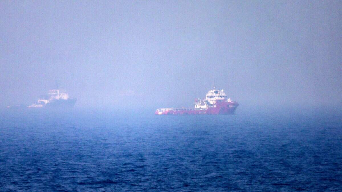 Esta imagen muestra barcos navegando cerca del estrecho de Ormuz, frente a la costa oriental de Emiratos Árabes Unidos, en Khor Fakkan, el 13 de julio de 2026.