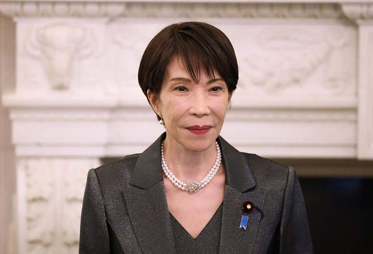 La primera ministra japonesa, Sanae Takaichi, observa el entorno antes de una cena de Estado con el presidente estadounidense, Donald Trump, en el Comedor de Estado de la Casa Blanca, el 19 de marzo de 2026 en Washington, DC.