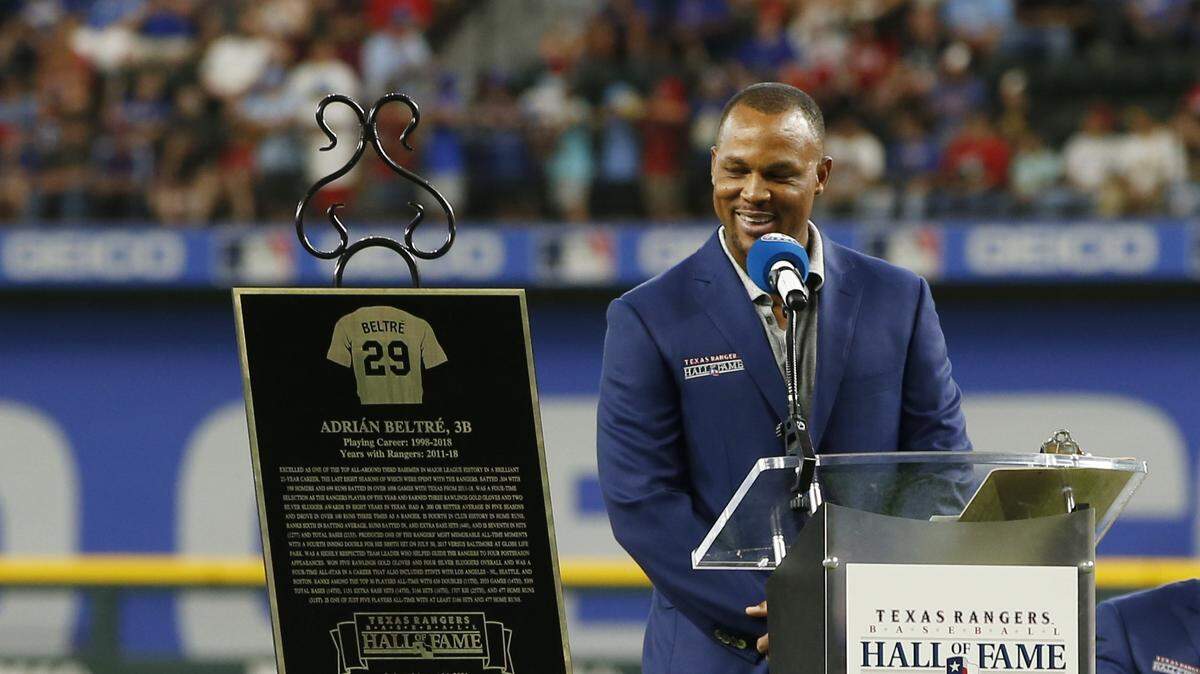 El dominicano Adrián Beltré habla tras ser exaltado al Salón de la Fama de los Rangers, el 14 de agosto de 2021 en Texas.