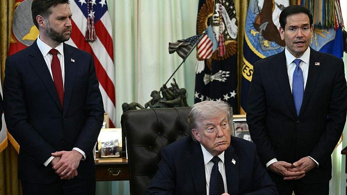 (De izq. a der.) El vicepresidente de EEUU, JD Vance, y el presidente de EEUU, Donald Trump, escuchan al secretario de Estado de EEUU, Marco Rubio, durante una reunión con los embajadores de Líbano e Israel ante Estados Unidos, en la Casa Blanca en Washington, D.C., el 23 de abril de 2026.