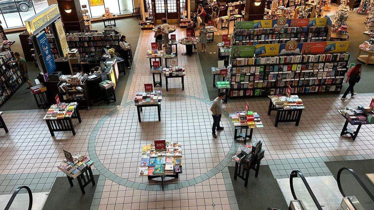 Barnes & Noble en el centro comercial Kendall Village, ubicado en el 12405 N Kendall Drive, el 23 de julio de 2025. La cadena anunció el cierre de esta librería de 30 años y la apertura de una nueva tienda muy cerca de Palms at Town & Country Mall. Los clientes acuden en masa a las rebajas de la venta por mudanza en libros, CD, DVD y juguetes.
