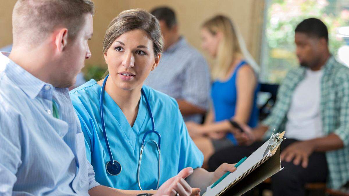 En 2017, un estimado de 25.9 millones de personas en los EEEUUs tenían un dominio limitado del inglés, informó la Oficina del Censo. Los pacientes que enfrentan barreras idiomáticas tienen un mayor riesgo de complicaciones de atención médica, como infecciones quirúrgicas y caídas, ya que pueden malinterpretar las órdenes de un médico, cometer errores al prepararse para un procedimiento, o usar medicamentos de manera inadecuada.