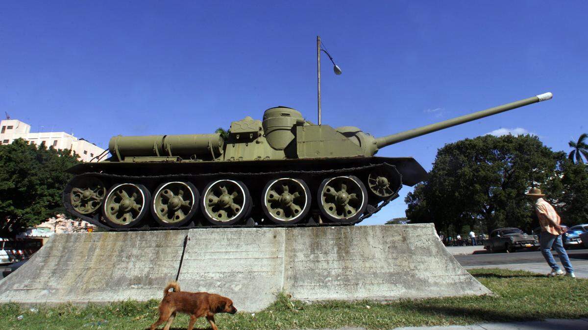 The Soviet Era SU-85 assault gun used by Cuban leader Fidel Castro as his command post during the frustrated invasion by counterrevolutionary Cubans in Playa Giron (Bay of Pigs) in April 1961, is on display in front of the Museo de la Revolucion (Revolution Museum) 24 November, 2006 in Havana. Ailing Cuban President Fidel Castro's health continues to improve, according to Vice President Carlos Lage, who said Tuesday he was very optimistic, days before postponed birthday celebrations for the revolutionary icon. AFP PHOTO Rodrigo ARANGUA (Photo credit should read RODRIGO ARANGUA/AFP via Getty Images)