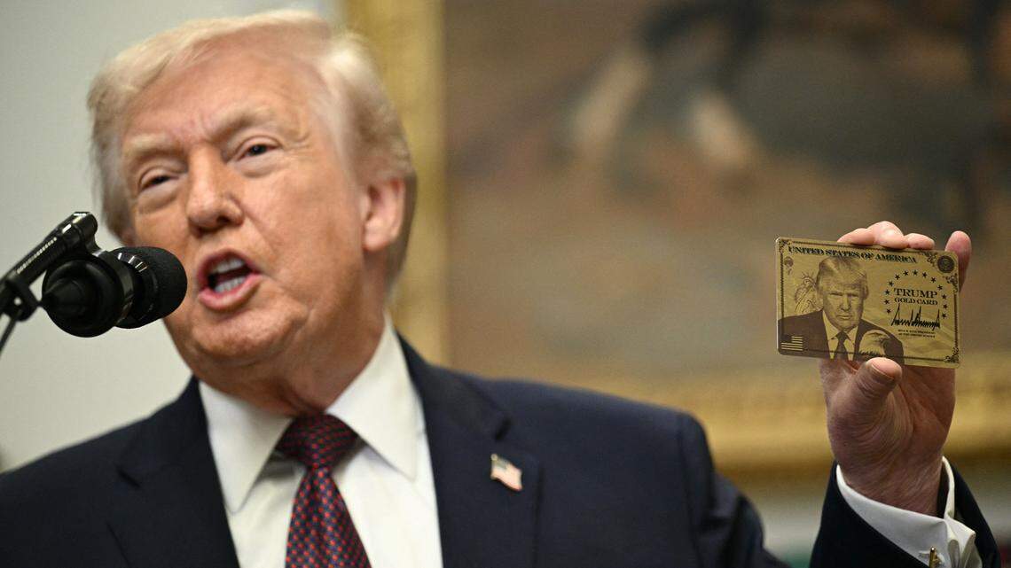 El presidente de Estados Unidos, Donald Trump, sostiene una “Trump Gold Card” mientras realiza un anuncio desde la Sala Roosevelt de la Casa Blanca, en Washington D. C., el 19 de diciembre de 2025.