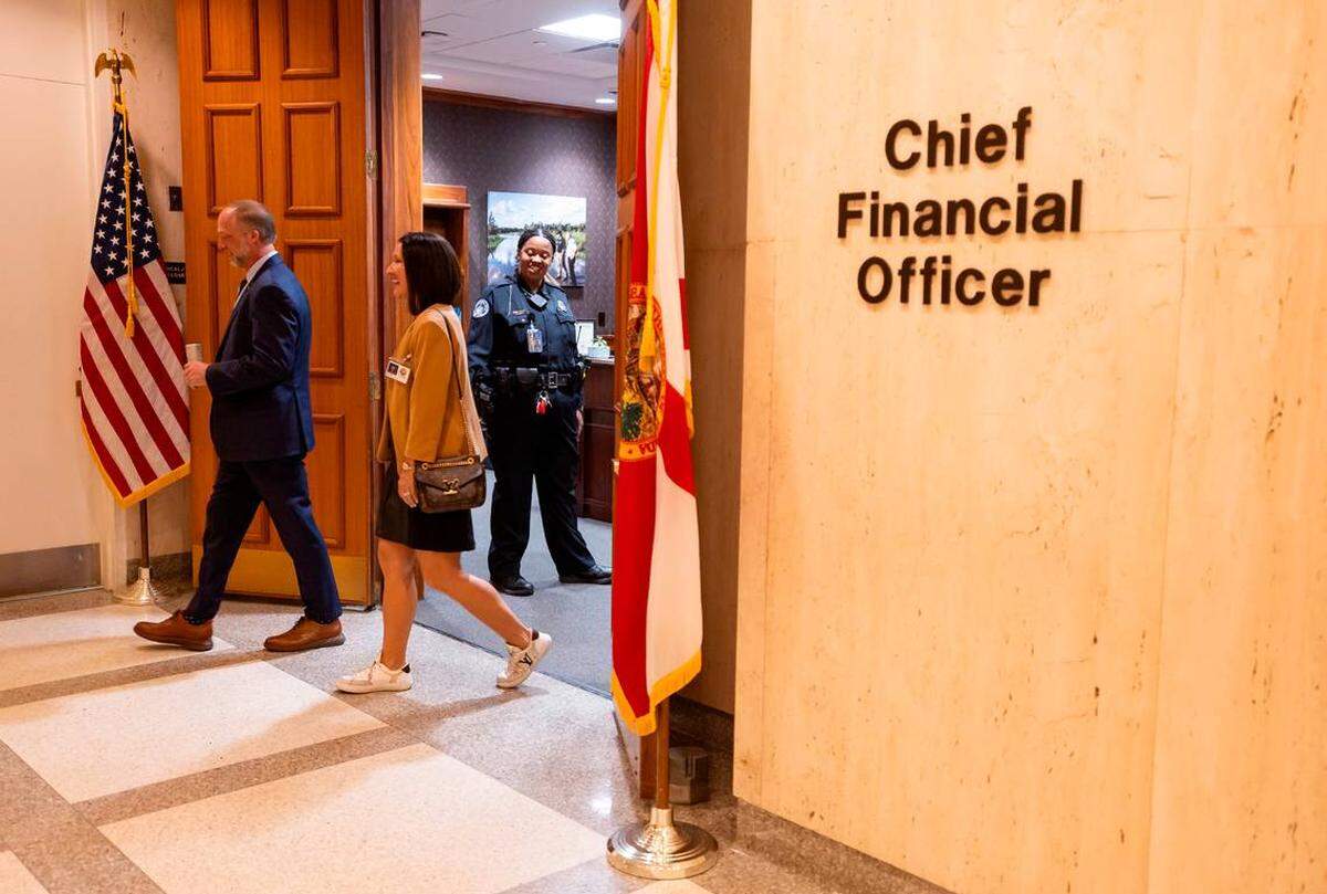 Personas salen de la oficina del director financiero dentro del Capitolio de la Florida el lunes 3 de marzo de 2025 en Tallahassee, Florida. 