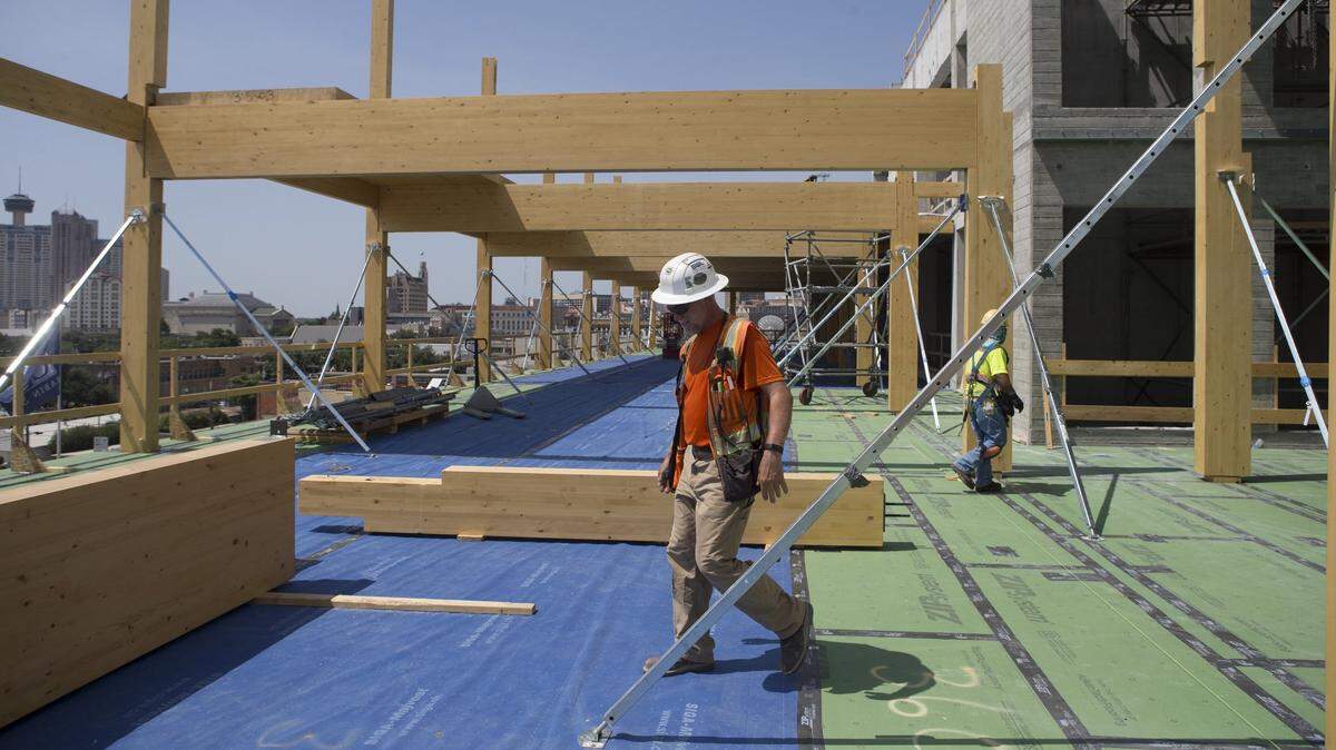 Actualmente, solo tres estados tienen normas laborales relacionadas con el calor: las de California y Washington protegen a los trabajadores al aire libre; y la de Minnesota, a los que trabajan en interiores.