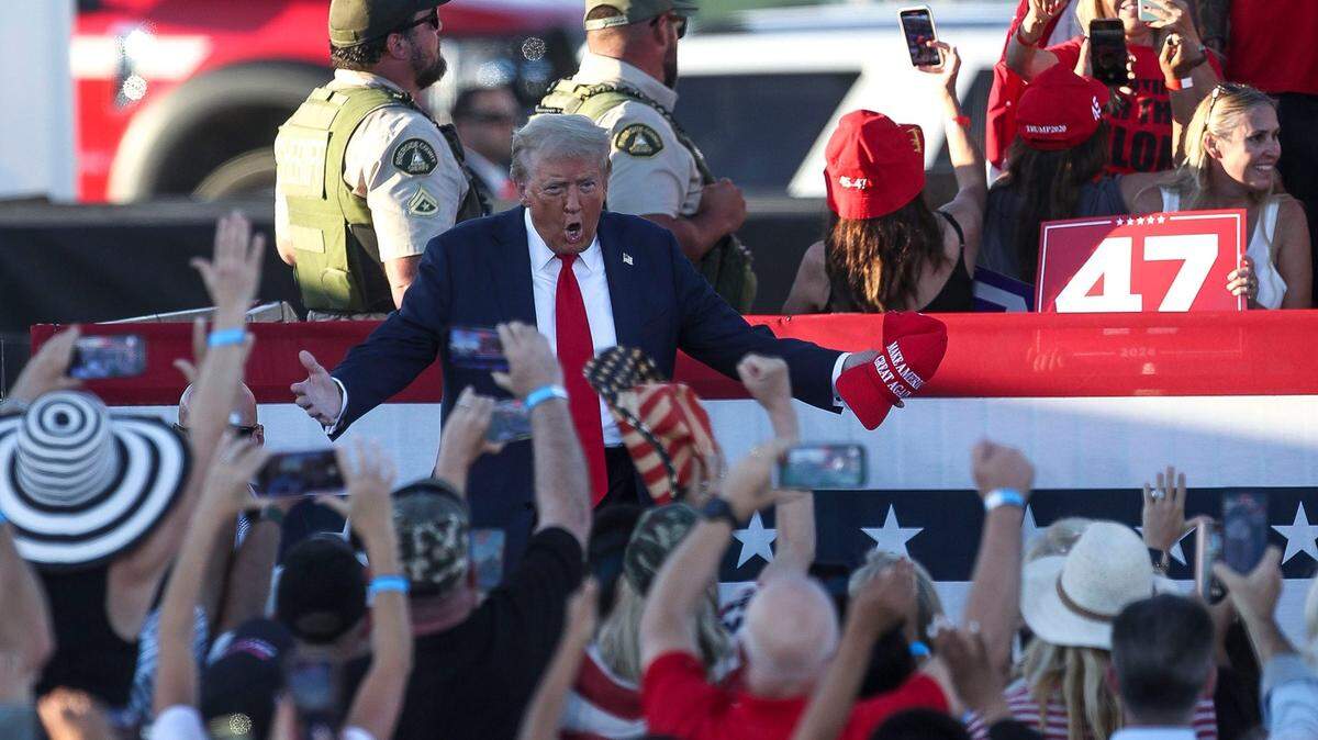 El candidato presidencial republicano, el expresidente Donald Trump, saluda a sus seguidores antes de dar un discurso en Coachella, California, el sábado 12 de octubre de 2024.