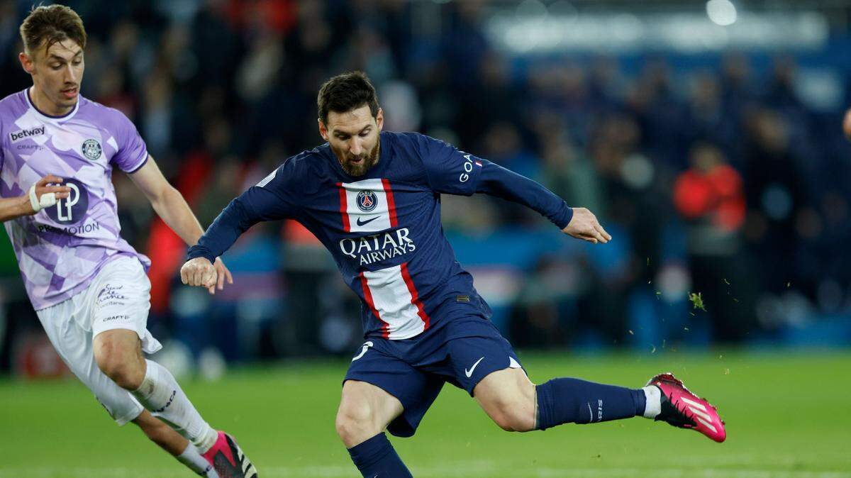 El director deportivo del Paris Saint-Germain, Luis Campos, aseguró este domingo que mantienen conversaciones con el argentino Lionel Messi para prolongar su contrato, que termina al final de la presente temporada.