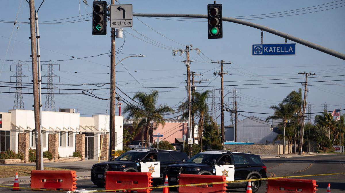Agentes del sheriff del condado de Orange bloquean la avenida Western a la altura de Katella Avenue mientras las carreteras permanecen cerradas tras una fuga química de un gran tanque de almacenamiento que provocó evacuaciones en Garden Grove, California, el 24 de mayo de 2026.